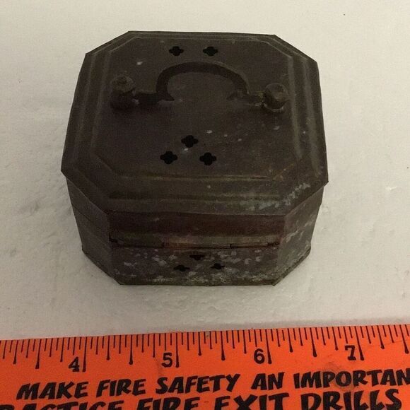 Small vintage made in India reticulating trinket/incense box - Picture 2 of 5